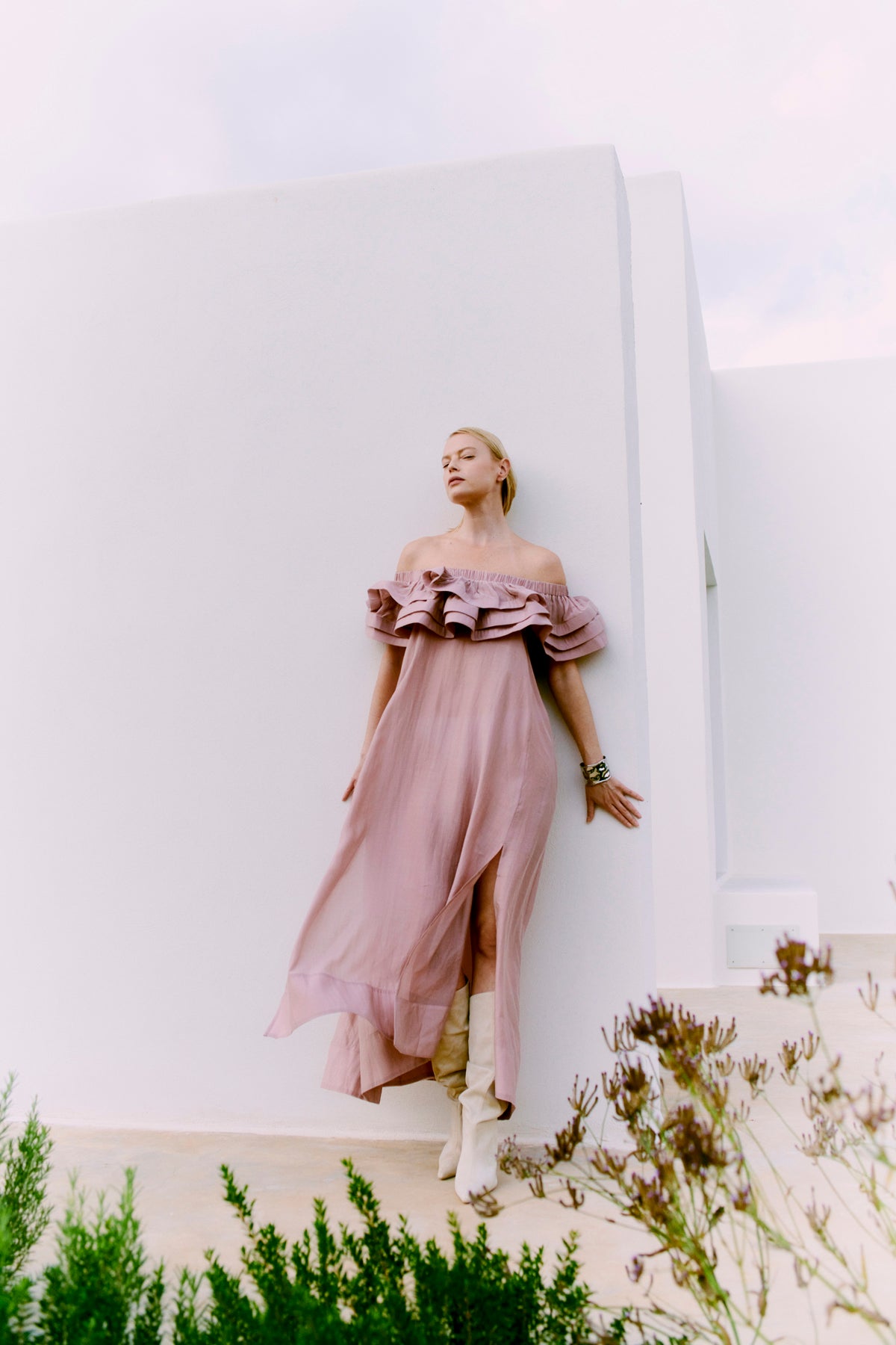 CMMOLLY - OFF-SHOULDER KJOLE MED FLÆSEKANT I ROSA