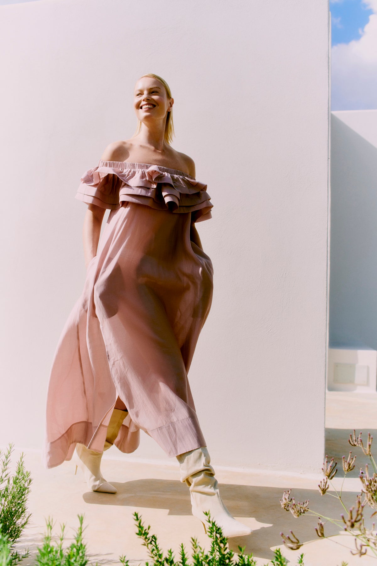 CMMOLLY - OFF-SHOULDER KJOLE MED FLÆSEKANT I ROSA
