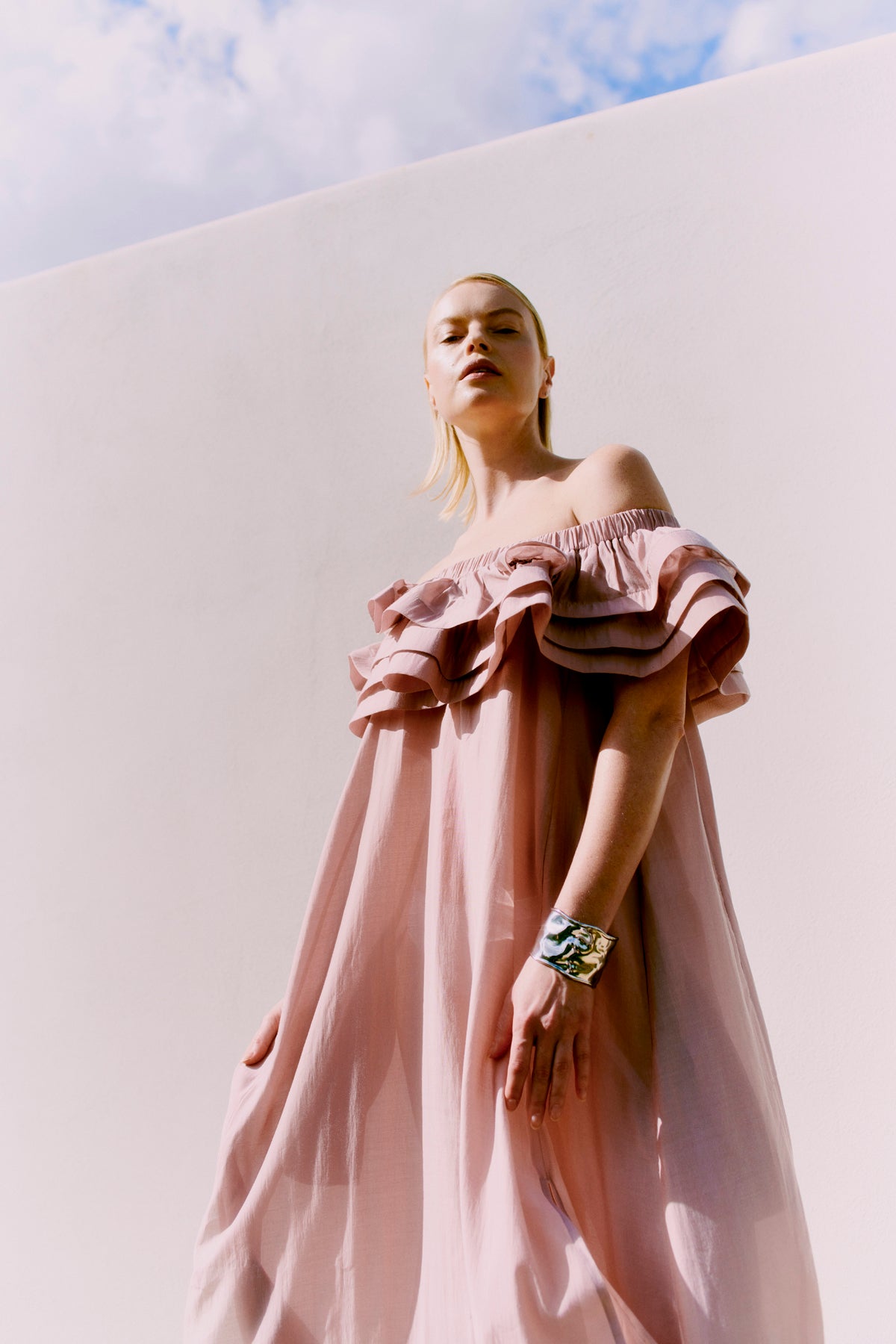 CMMOLLY - OFF-SHOULDER KJOLE MED FLÆSEKANT I ROSA