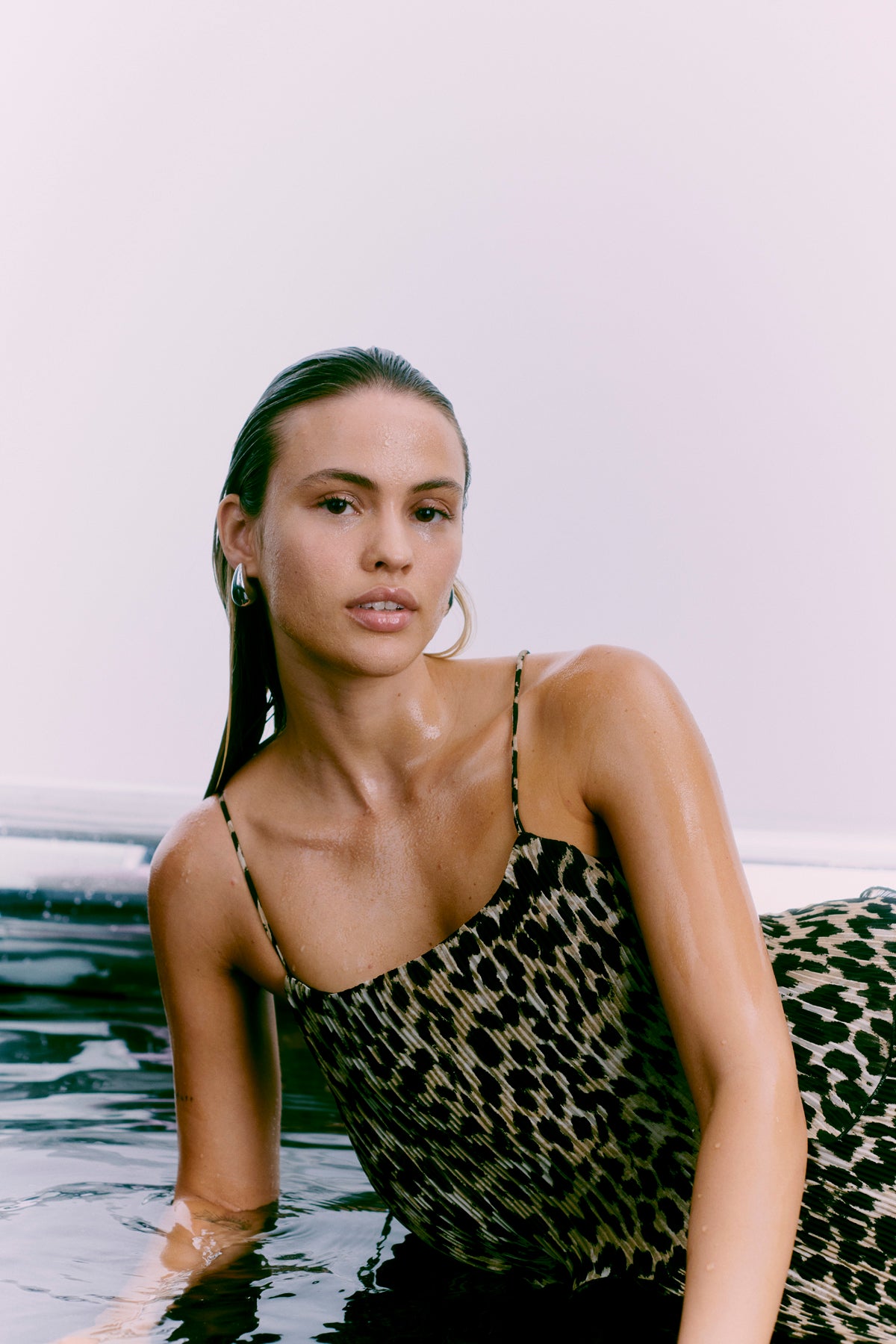 CMKIRA - PLISSERET KJOLE MED FLÆSER I LEOPARD