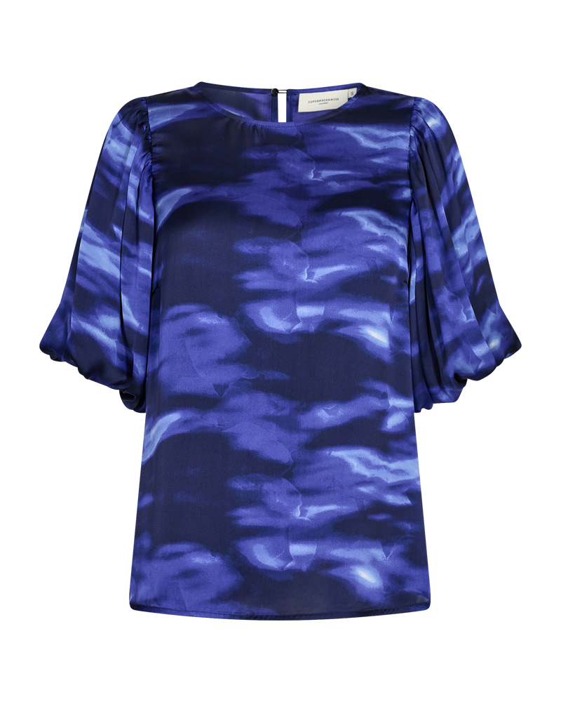 CMMAE - BLUSE MED PRINT I SORT OG BLÅ