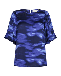 CMMAE - BLUSE MED PRINT I SORT OG BLÅ