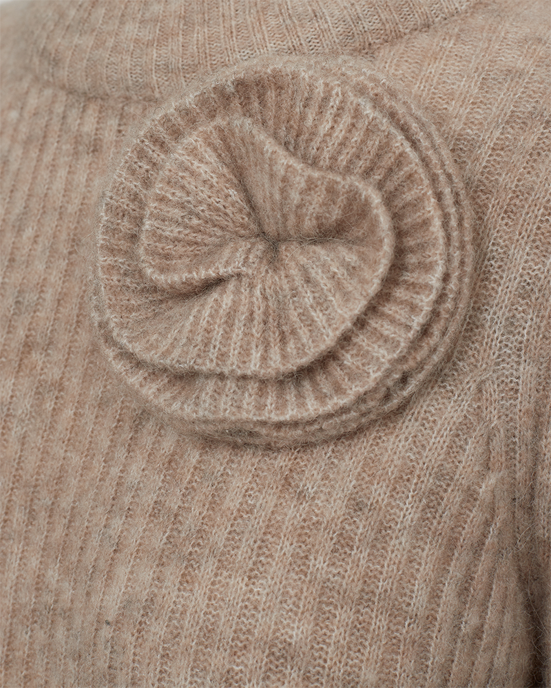 CMIBRA - STRIKTRØJE MED AFTAGELIG ROSE I BEIGE