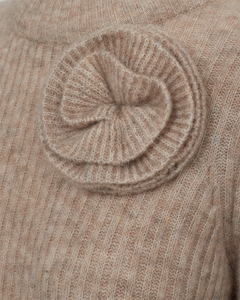 CMIBRA - STRIKTRØJE MED AFTAGELIG ROSE I BEIGE