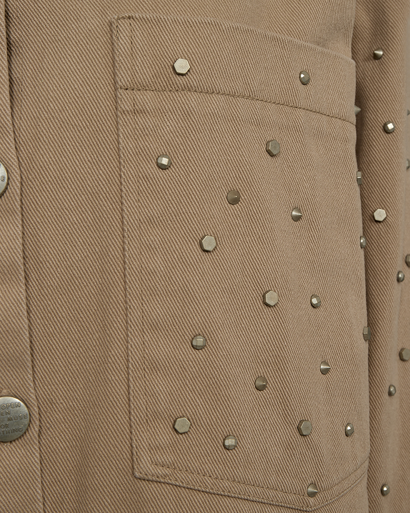 CMMETEOR - LANG DENIMJAKKE MED NITTER I BEIGE