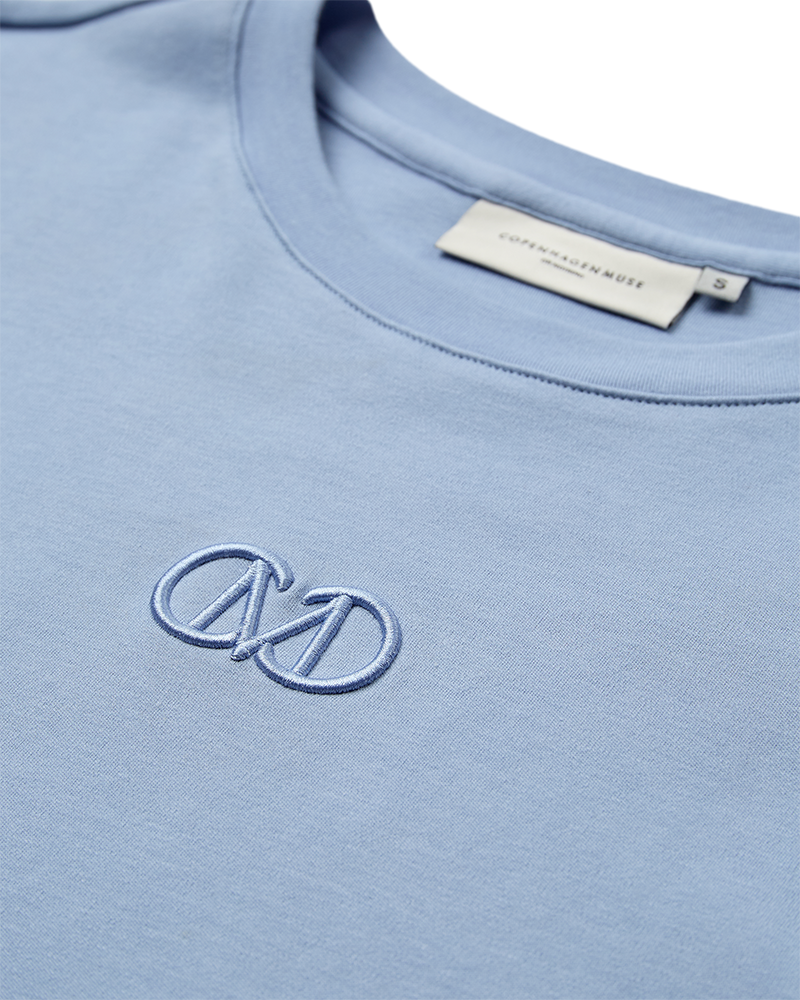 CMMUSE - T-SHIRT I BLÅ