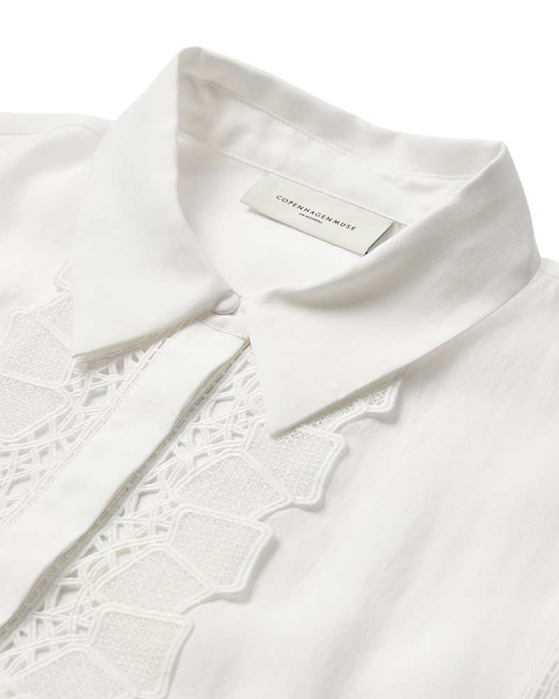 CMMOLLY - SKJORTE MED CUT-AND-SEW LACE I HVID