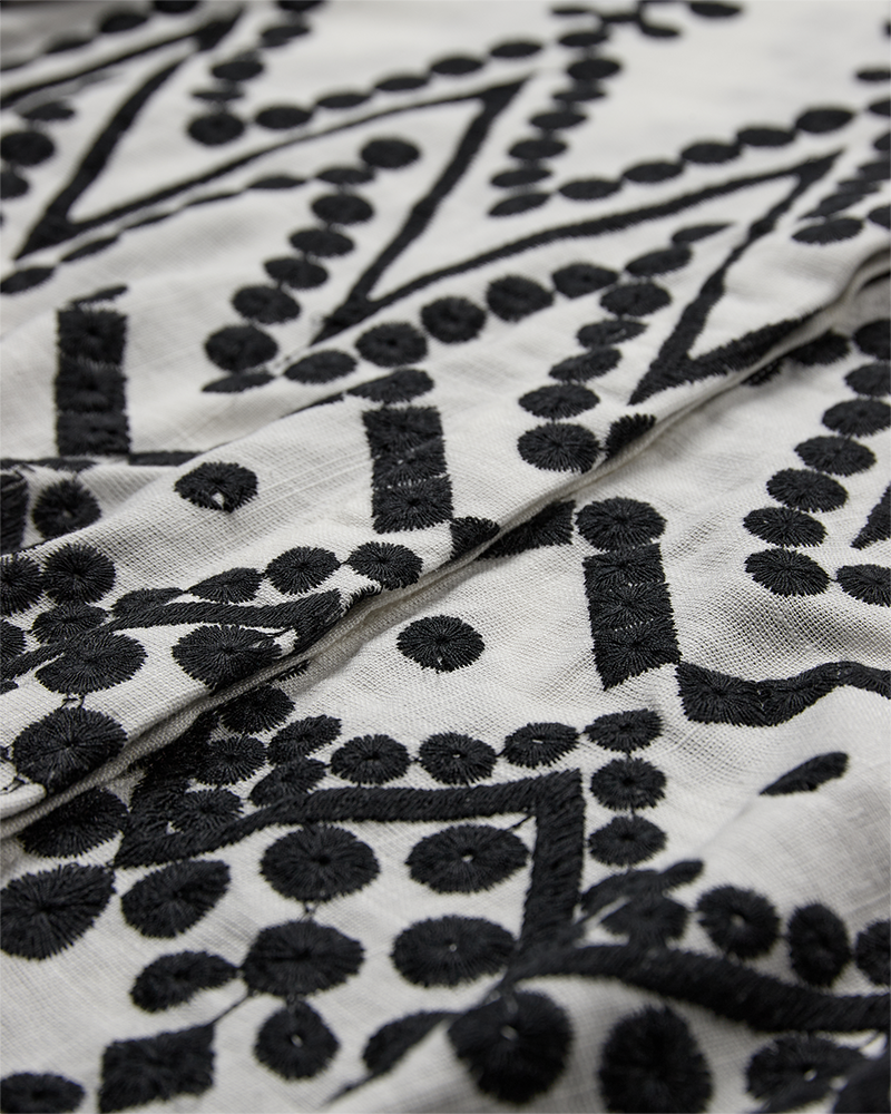 CMEMBROIDERY - SKJORTE MED ALLOVER BRODERI I GRÅ
