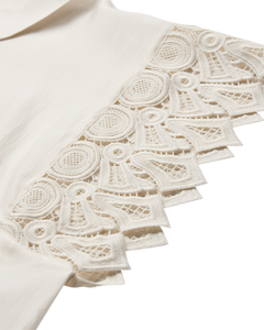 CMMOLLY - SKJORTE MED CUT-AND-SEW BLONDER I HVID