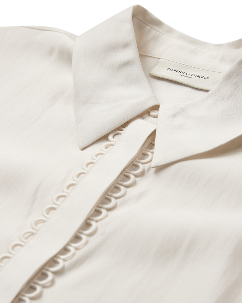 CMMOLLY - SKJORTE MED CUT-AND-SEW BLONDER I HVID