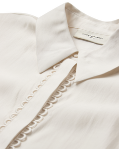 CMMOLLY - SKJORTE MED CUT-AND-SEW BLONDER I HVID